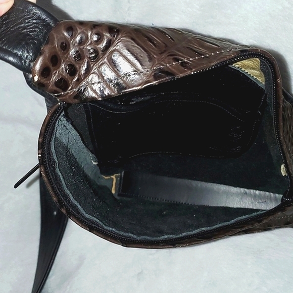 Thomas Leathers The DAZ (Double Angled Zipper) Crossbody Bag - Picture 7 of 16